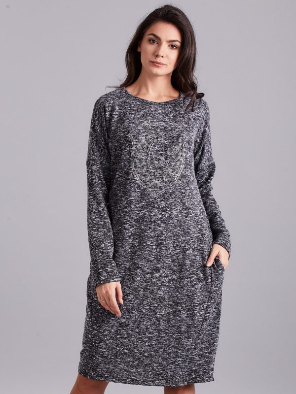 Velkoobchod Tmavě šedé melanžové šaty s applicací