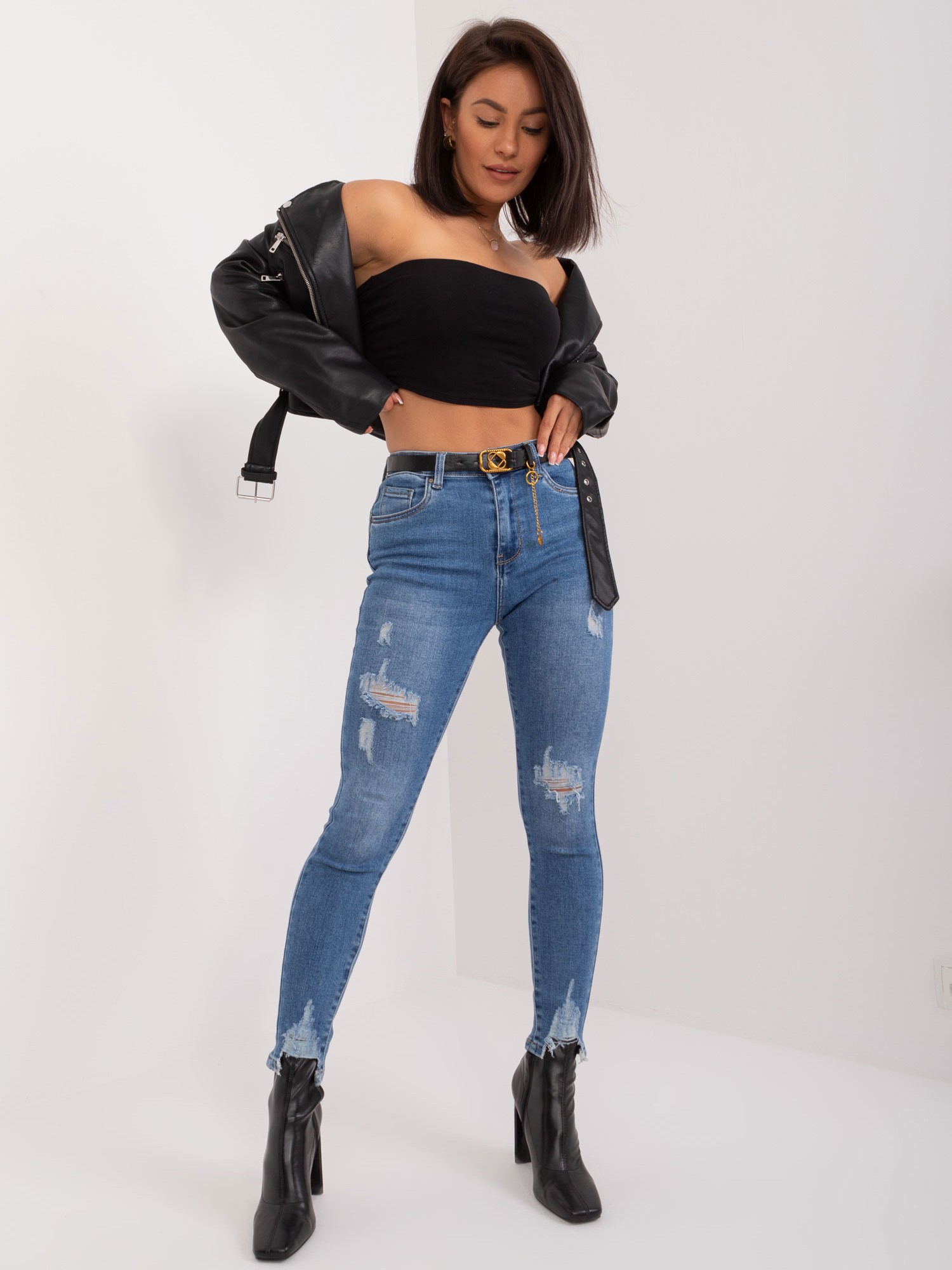 Vzhled týdne džíny a mikina s potiskem